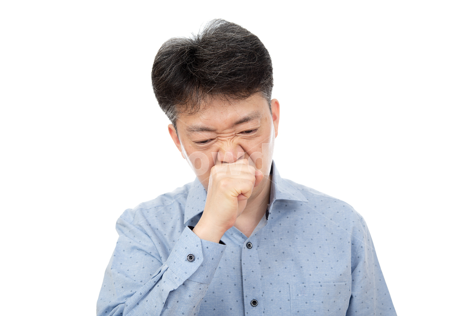 남자,남성,1인,상반신,흰색배경,누끼,하얀색배경,성인남자,아빠,한국인,일본인,중국인,아시아인,중년,40대,50대,하얀배경,중장년,건강,건강관리,의료,보건,질병,알레르기,알러지,감기,아픈,표정,컨디션,인물,고통,통증,컨디션나쁨,코막힘,비염,콧물,기침,재채기,감염,전염병,에티켓,꽃가루,집먼지,미세먼지,독감,환절기,사람,인물,인간,human,person,얼굴표정,facial expression,face,남성,남자,man,male,감정표현,기분,feeling,emotion,의료,의학,병원,medical,hospital,clinic,누끼,remove background