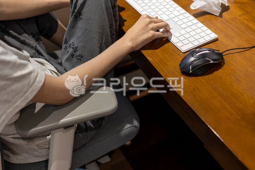 나쁜,자세,나쁜자세,컴퓨터,책상,의자,키보드,마우스,교정,다리,신체,팔,손,게임,게이밍,방,휴일,취미,일,사람,전자제품