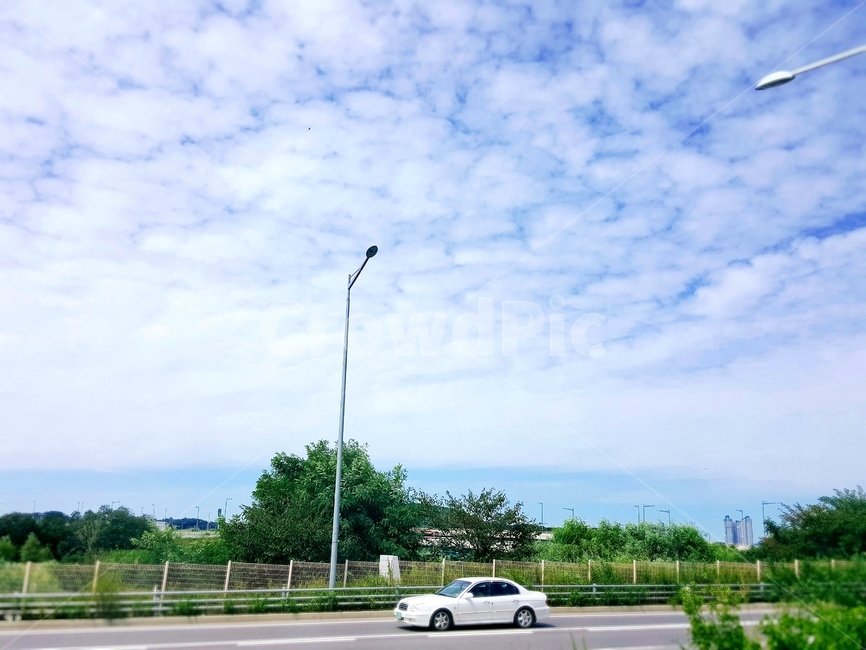nature,자연,하늘,구름,파란하늘,맑은날씨,sky,crowd,sunny,자동차,car,도로,road,outdoors,옥외