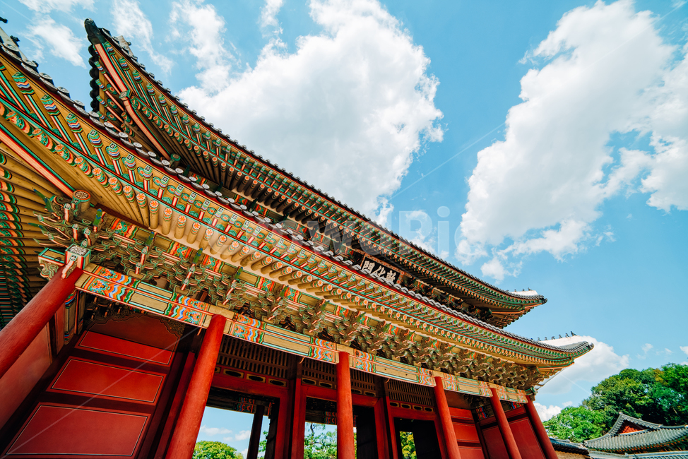 창덕궁,돈화문,한국문화,한국전통,건물,한국,맑다,시원하다,파란색,흰색,빨간색,검은색,녹색,건축물,건물외관,관광지,한국명소,랜드마크,나무,한옥,korea,blue,sky,landmark,tourist,exterior,로우앵글,구름,한국전통,한국문화,korean traditional,korean culture,랜드마크,landmark,tourist attraction,한국랜드마크,한국관광지,한국명소,korea landmark,korea tourist attraction,건축물,건물외관,exterior,building,structure,architecture,construction