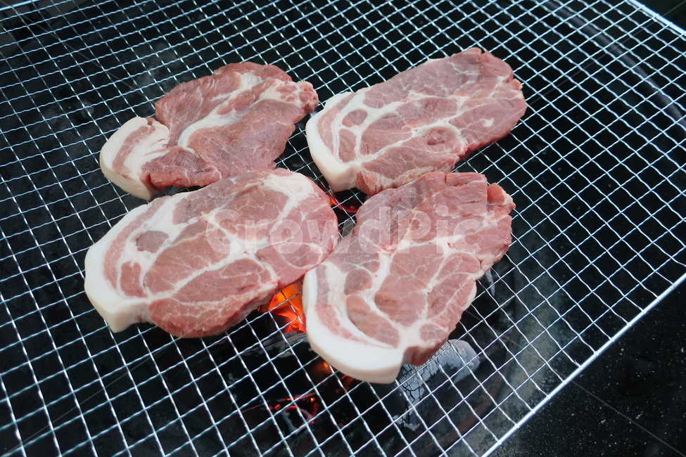 돼지,고기,구이,목살,석쇠,숯불,육류,정육,캠핑,음식,식재료,요리,food,cook,meal,dishes,food reserves,육류,고기,meat