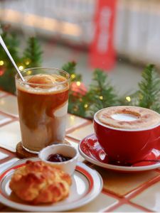 스콘-크리스마스카페-크림라떼-겨울카페-커피